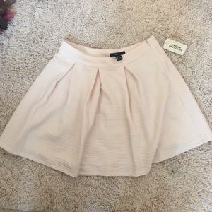Short cream skirt