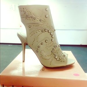 Beaded Mule Heel ~ Off White