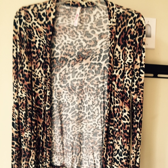 Light weight cheetah print cover. Great condition.