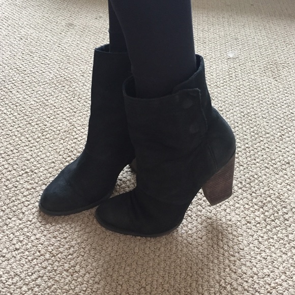 Black heeled boots