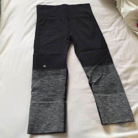 Lululemon seamlessly street crop size 4
