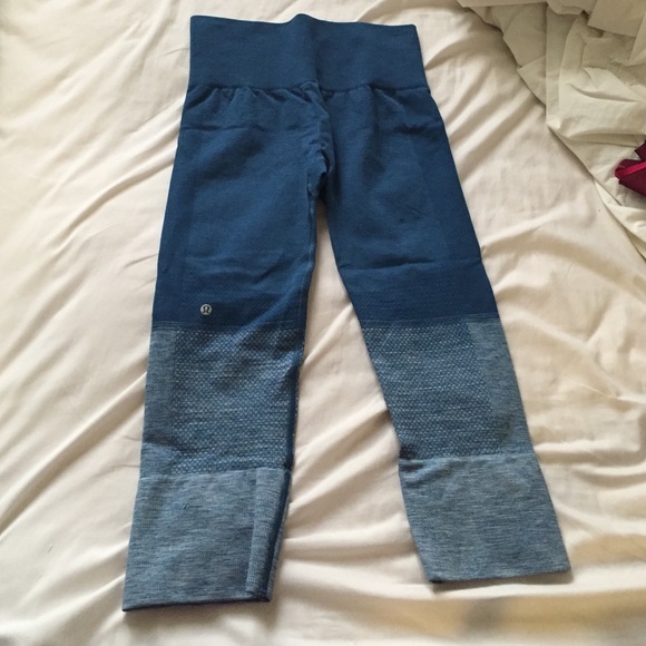 Lululemon seamlessly street crop size 4