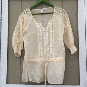 Flowy 3/4 sleeve with eyelet detail