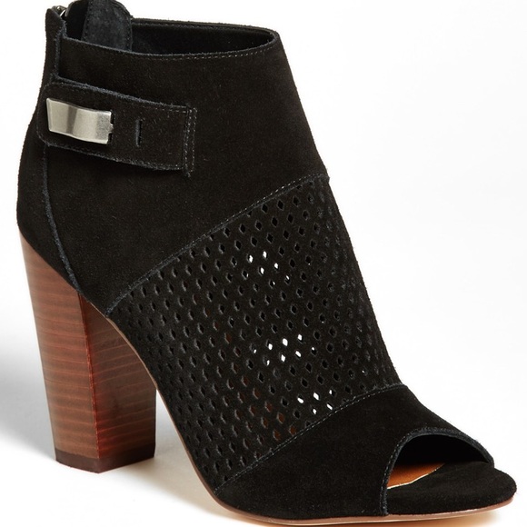 DV Dolce Vita Marana booties in black (NWOB)