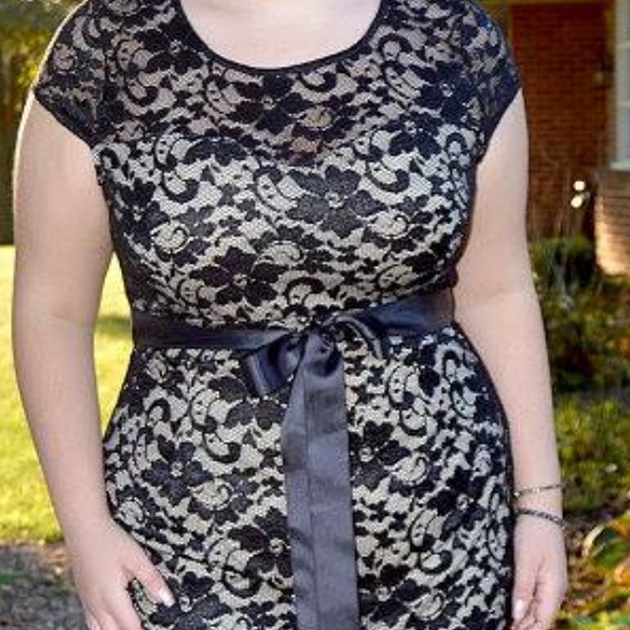 Dresses & Skirts - Old Hollywood Lace Prom Dress