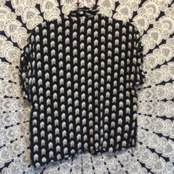 Collard, Button-Up Patterned T-Shirt - Picture 3 of 3