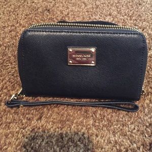 Micahel Kors wristlet