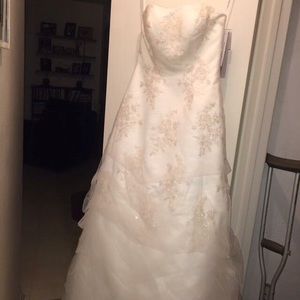 BRAND NEW WEDDING DRESS