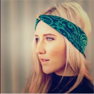 FINAL PRICE! Emerald Lace/Chains Headband 💕