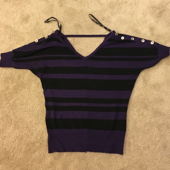 Guess top size small