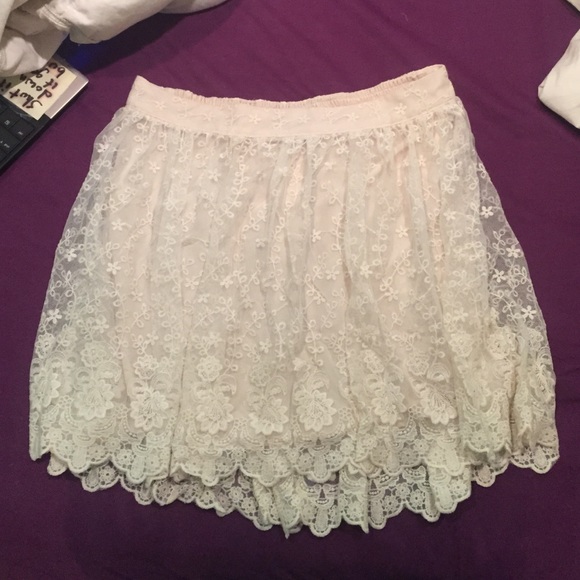 NEVER WORN!!  Floral lace white skirt