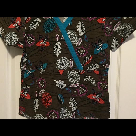 Scrub top - Picture 3 of 4
