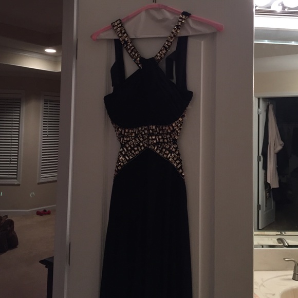 Betsy & Adam form-fitting gown. - Picture 1 of 4