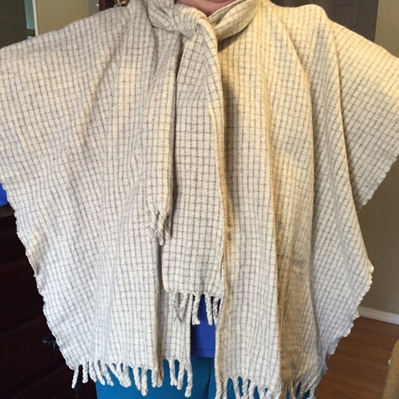 NEW NEVER WORN Plaid wool poncho/cape!