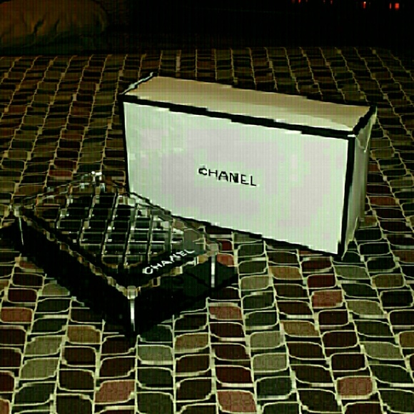 Chanel brush orgainzer