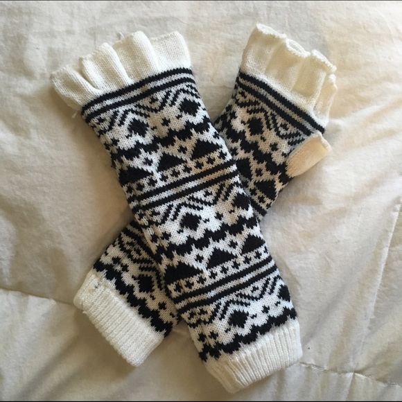 Cozy Tribal Print Fingerless Gloves