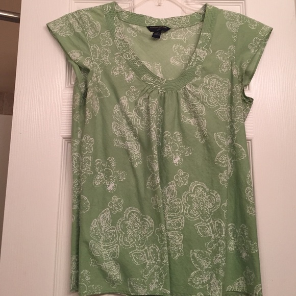 Short sleeve light green top
