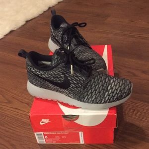 Nike Flyknit Roshe Women's