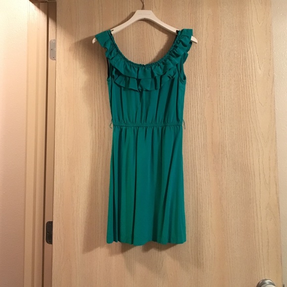 Sleeveless kelly green knee length dress