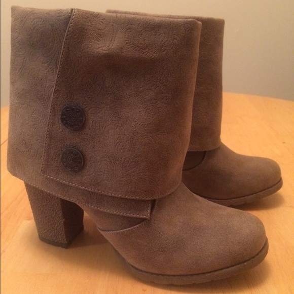 Mukluk ankle boots size 8