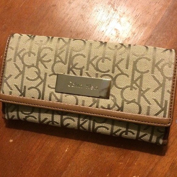 CALVIN KLEIN CLUTCH!