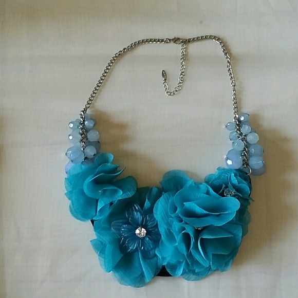 Flower Statement Necklace NWOT - Picture 3 of 4