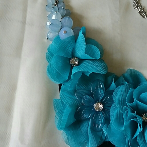 Flower Statement Necklace NWOT - Picture 4 of 4