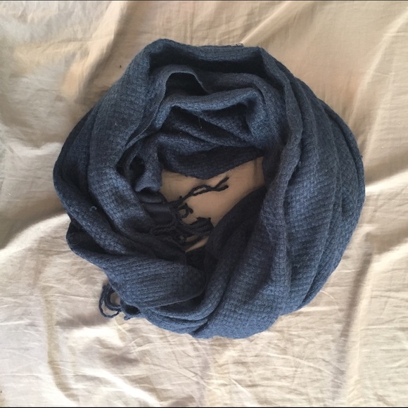 *CLOSET CLOSING TONIGH*blue knit scarf with fringe