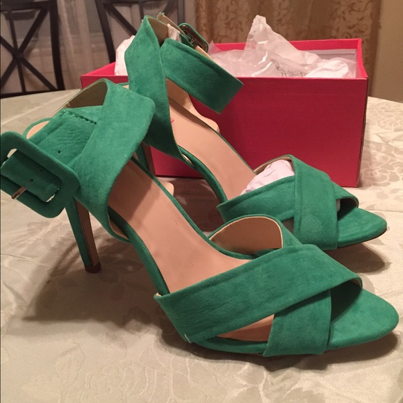 green pumps size 11