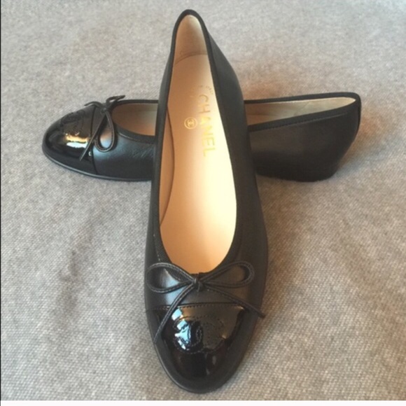 🎉 SOLD Chanel cap toe flats - Picture 2 of 3