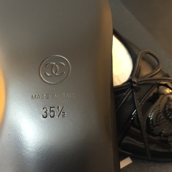 🎉 SOLD Chanel cap toe flats - Picture 3 of 3