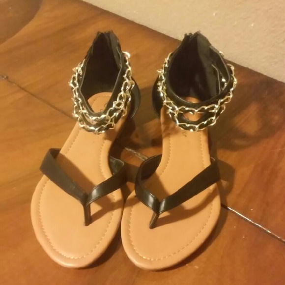 New sandals with chain