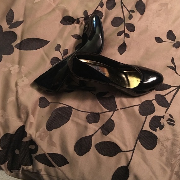 Red circle patent finish heels.
