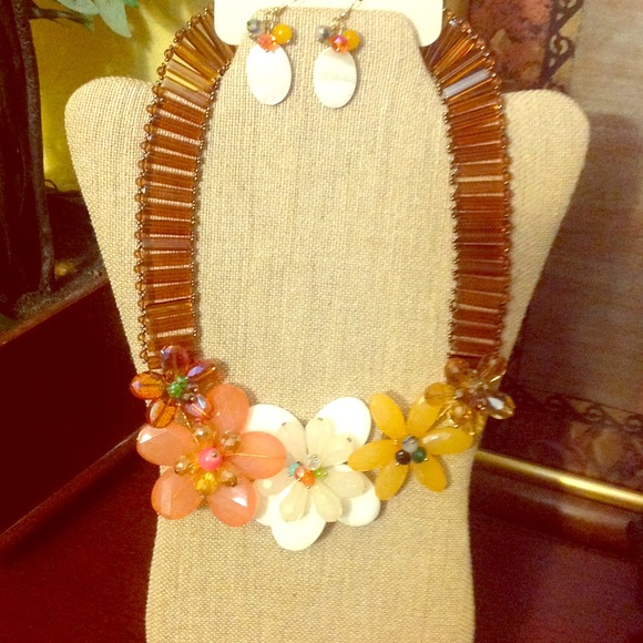 NWOT Multi Floral Statement Necklace with Earrings