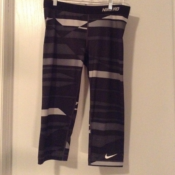 Nike Pants - Nike Pro Fitted Capri Pants