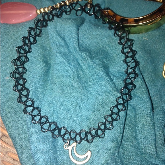 Moon choker