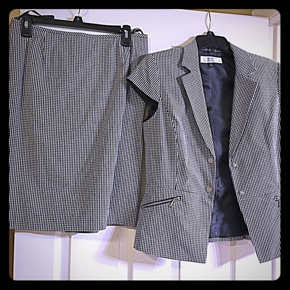 Tahari Womens 2 piece suit