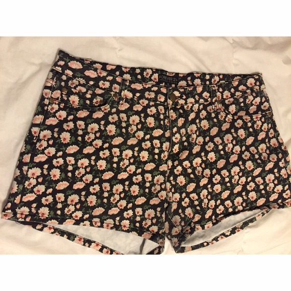 🔴SOLD🔴 Floral Shorts 🌸 - Picture 1 of 4