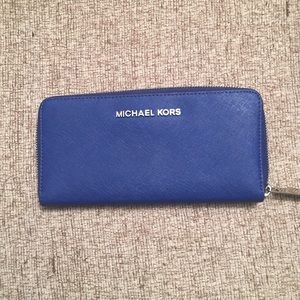 Like new wallet with zipper Michael Kors