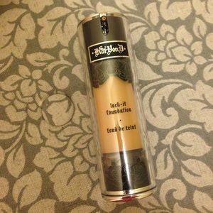 Kat Von D lock it foundation medium 53