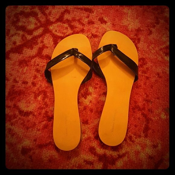 Navy patent Size 8 flip flops Banana Republic