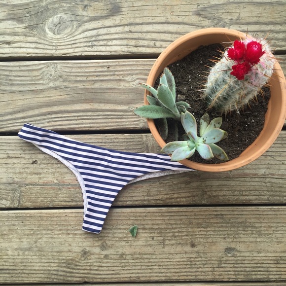 🐠 Acacia Navy and Cream striped bikini - Picture 4 of 4