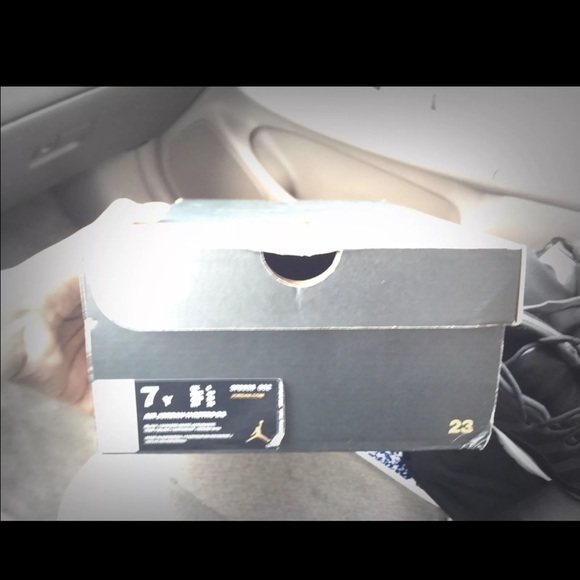 Air Jordan retro 11 size 7(SOLD) - Picture 2 of 4