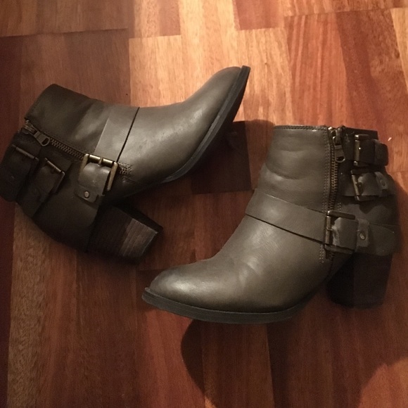 booties w/ small wooden heel 💘