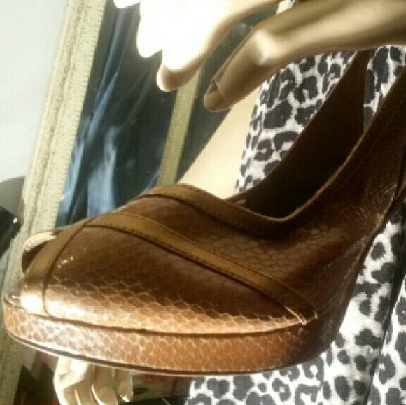 Peep toe slingbacks