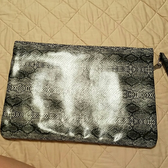 Snakeskin patterned pouch - Picture 2 of 3