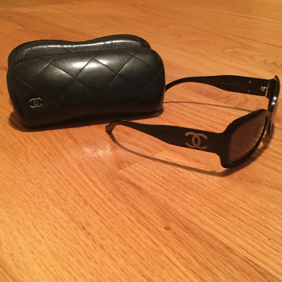 Chanel classic sunglasses w/ case