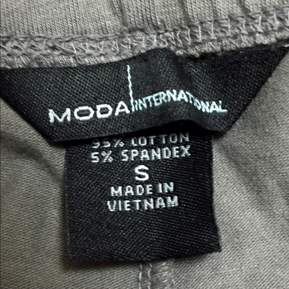 π Victoria's Secret Gray Capri Length Leggings π€ - Picture 2 of 4