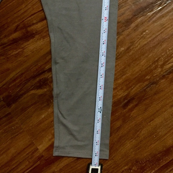π Victoria's Secret Gray Capri Length Leggings π€ - Picture 3 of 4