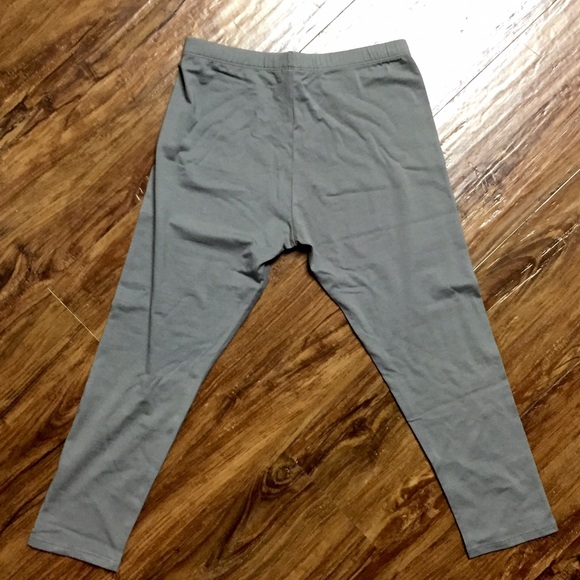 π Victoria's Secret Gray Capri Length Leggings π€ - Picture 4 of 4